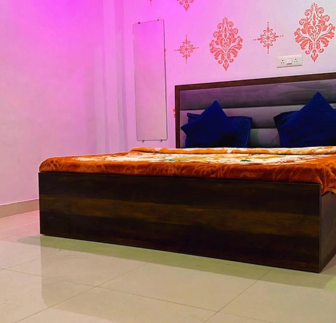 Shree Radhe Shyam Homestay - Walkable Distance To Sri Kashi Vishwanath Temple And Ganga Aarti Varanasi Apartment